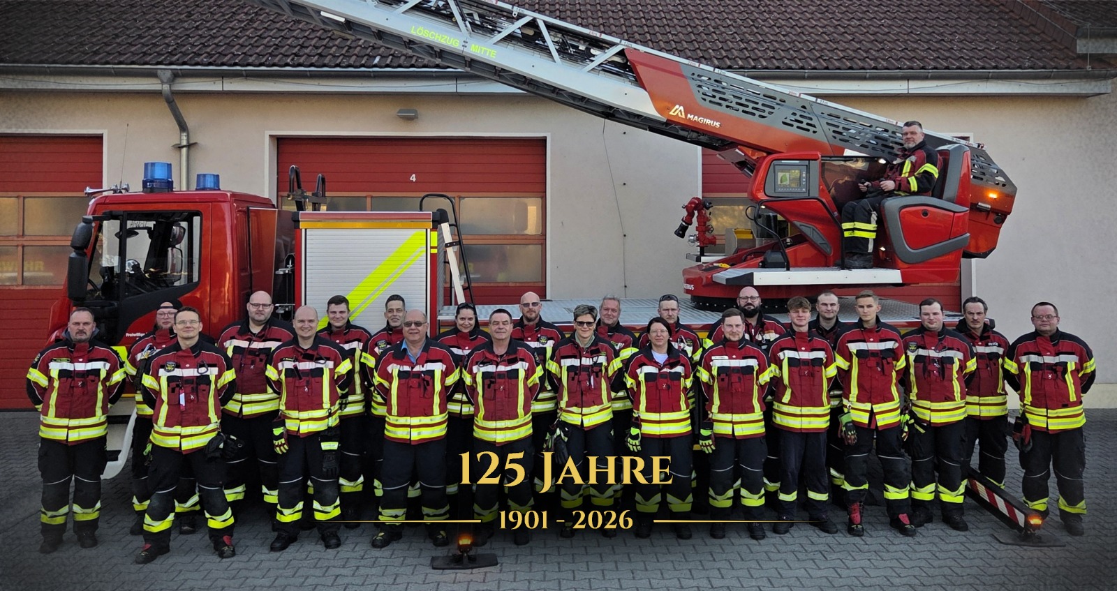 Kameradinnen und Kameraden der Feuerwehr Storkow vor dem Gerätehaus